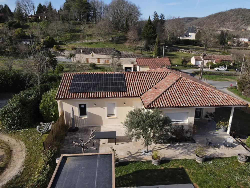 Panneaux photovoltaiques sur une toitue de maison individuelle