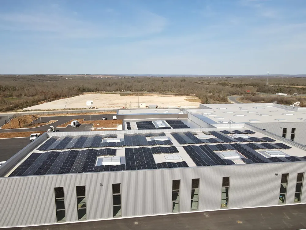 Vue aérienne d'un batiment industriel avec panneaux solaires sur le toit